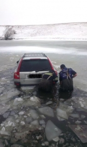 В Житомирской области из ледяной воды достали иномарку с водителем 