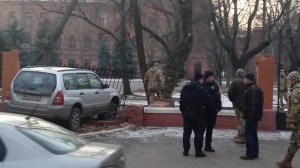 Пьяный без прав на чужом авто въехал в забор Военной академии в Одессе