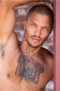 "Самый красивый" преступник хвастается в Мазерати и огромным особняком 